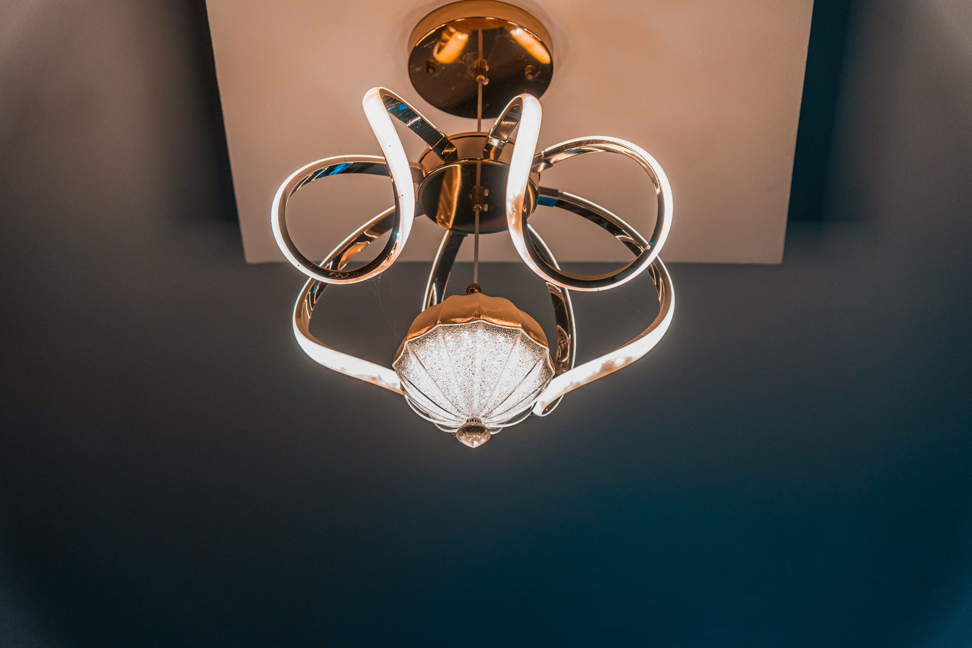 A ceiling light that is hanging from the ceiling